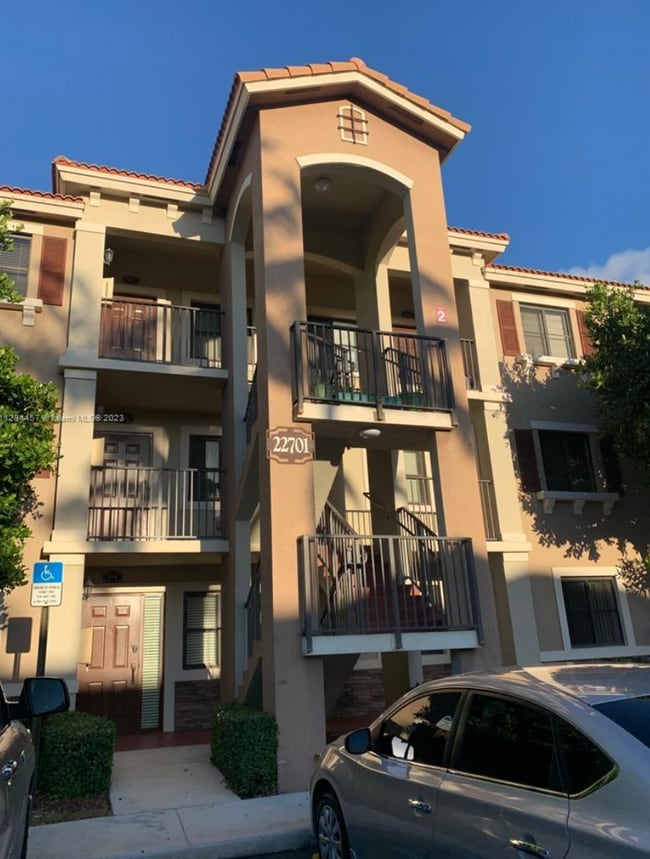 Live in this spacious 2 bedrooms, 2 full b... - Live in this spacious 2 bedrooms, 2 full b... House