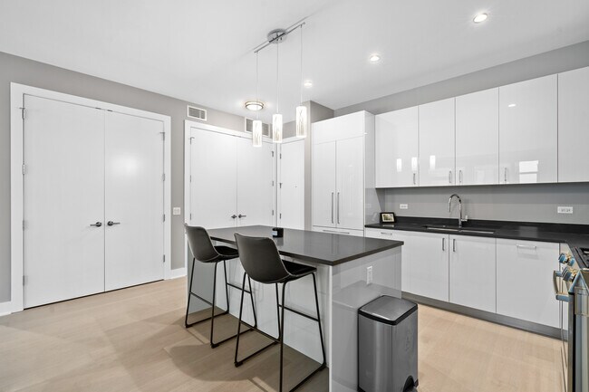 Foto del edificio - 1701 W Webster Ave
