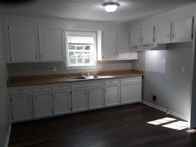 Building Photo - 220 Sunnydale Dr