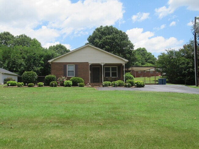 Foto del edificio - Brick Home located just outside of Hickory NC City Limits!