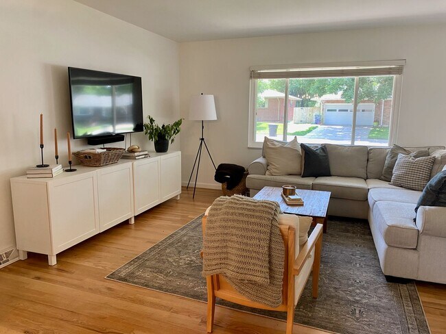 Foto del edificio - Single Family home half a block from Bible Park.