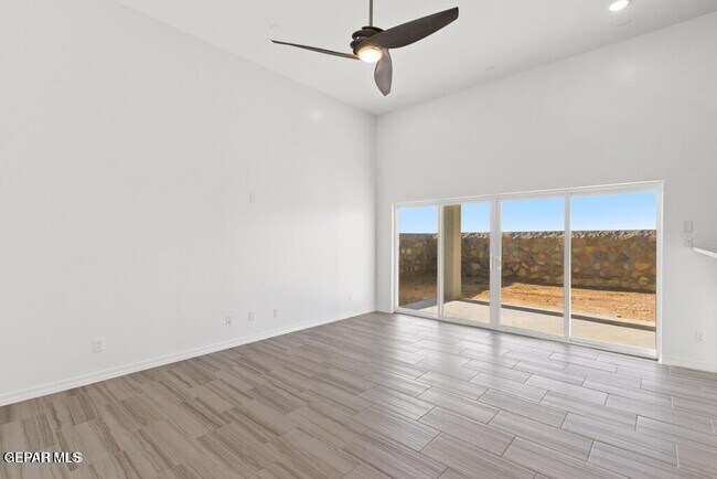 Foto del edificio - 15128 Ambition Ave