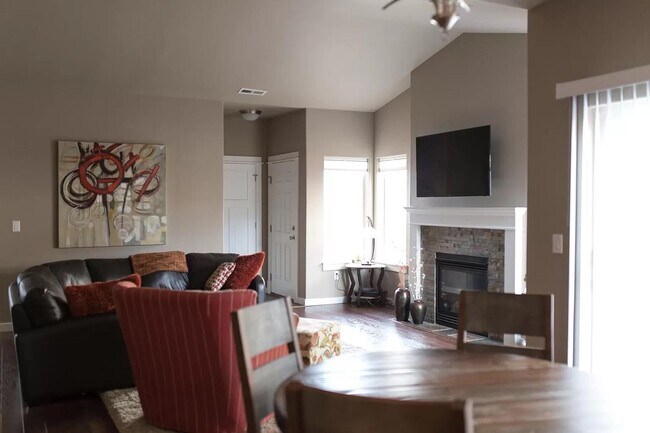 Building Photo - Serene 3-bedroom 2-bathroom Condo in the h...