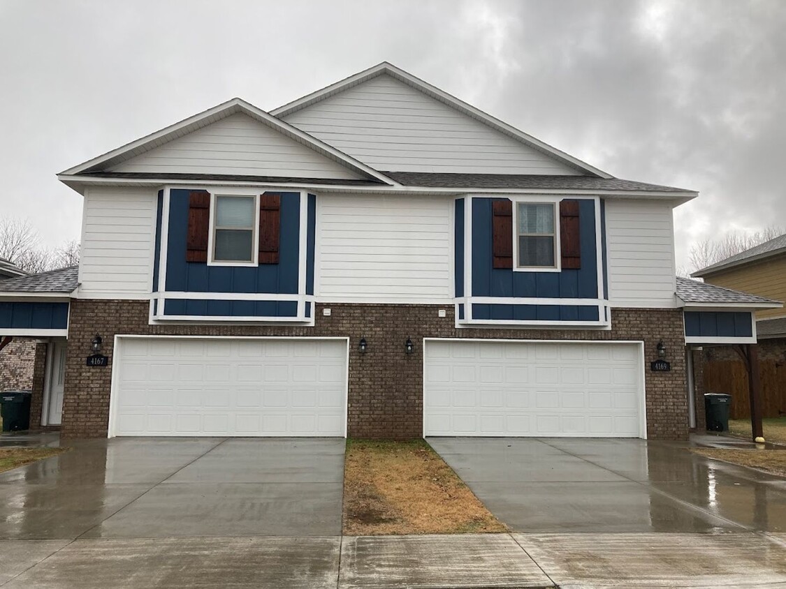 Building Photo - New 3 Bedroom 3.5 Bathroom home, private p...