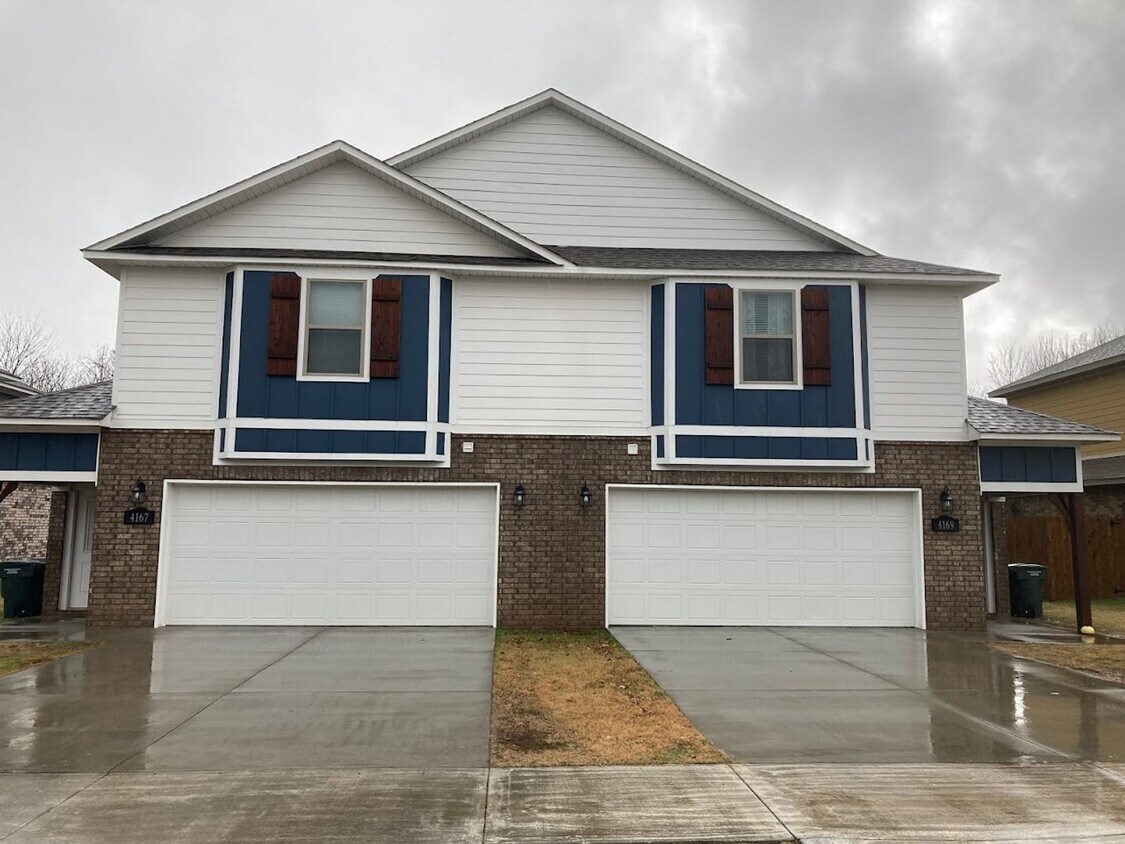 Foto del edificio - New 3 Bedroom 3.5 Bathroom home, private parking and 2 car garage Now Pre-leasing June 10 Move in...