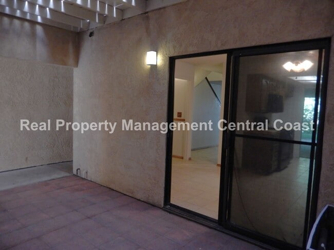Building Photo - AVAILABLE APRIL  -  Spacious 2 Bed / 2.5 B...