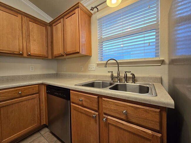 Foto del edificio - RENT REDUCTION & AVAILABLE NOW!