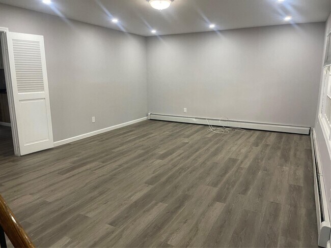 Foto del edificio - 1347 Stony Brook Rd