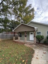 Building Photo - 917 Oakwood Ave