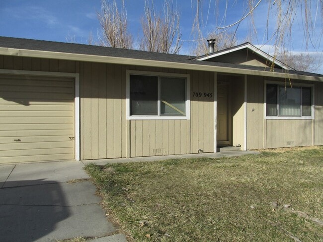 Building Photo - $1,400 PER MONTH - THREE BEDROOM TWO BATH HOME - LEAVITT LAKE