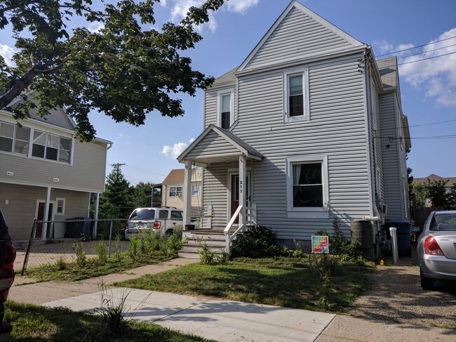 Building Photo - 211 17th Avenue Northeast