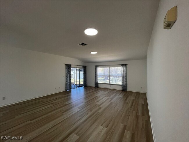 Foto del edificio - 1175 Moon Lake Dr