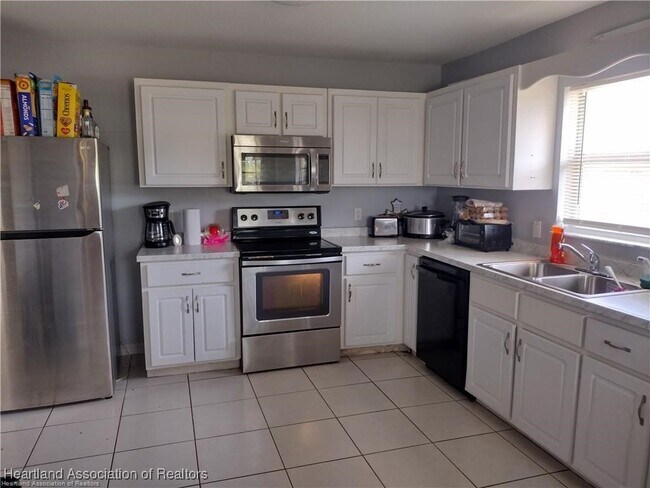 Foto del edificio - 4735 Trout Ave