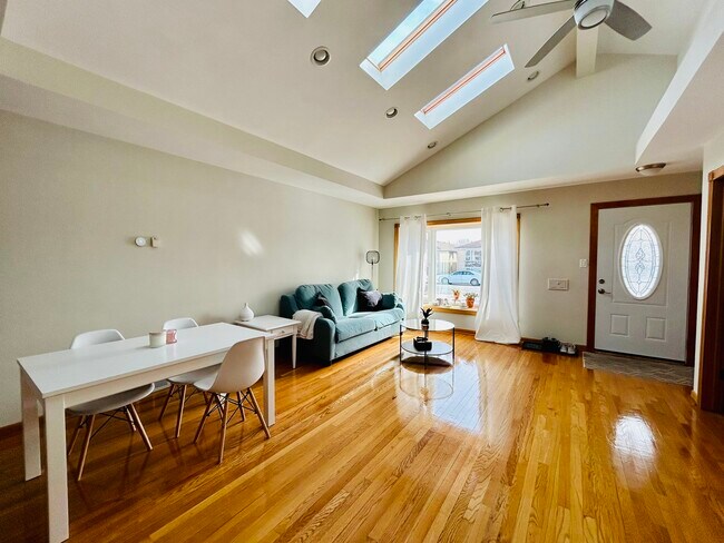Foto del edificio - 8220 W Leland Ave