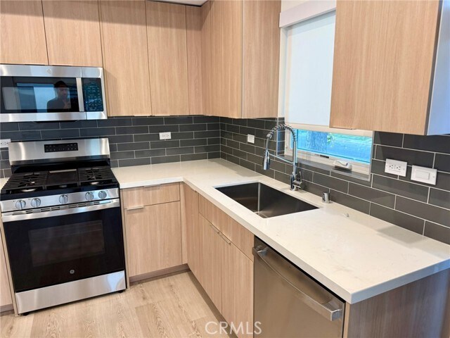 Foto del edificio - 5974 Jamieson Ave