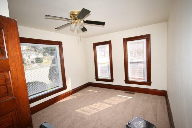 Building Photo - 430 E Racine St