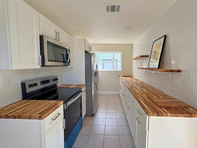 Foto del edificio - Steps to the Gulf! Spacious 3-Bed, 2 Bath ...
