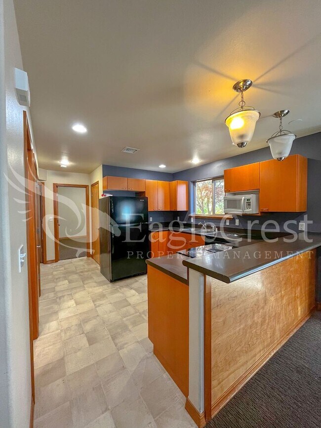 Building Photo - Large 6-Bedroom Whitman Neighborhood House...