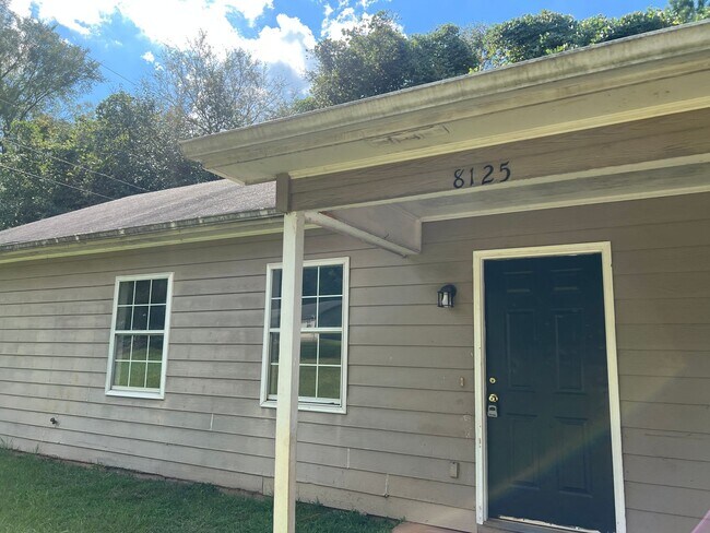 Foto del edificio - 8127-8127 Carlton Trail NW