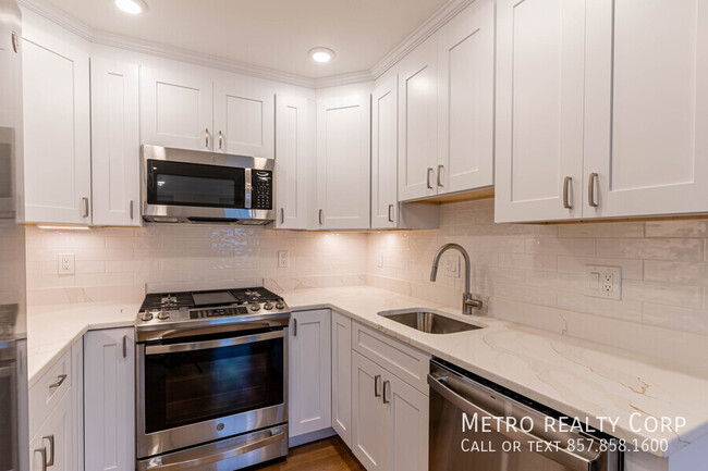 Foto del edificio - Modern 2-Bed, 2-Bath in East Boston – Stun...