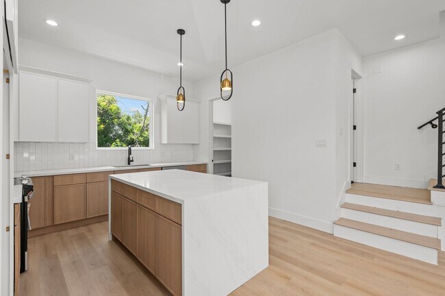 Foto del edificio - 3348 Sauer St