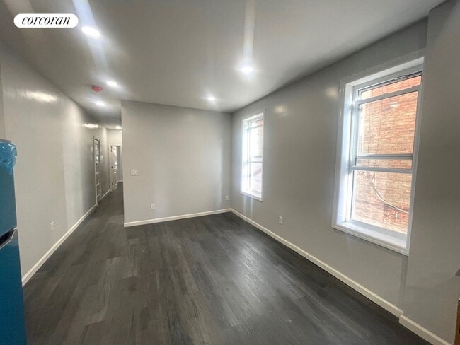 Foto del edificio - 2297 Loring Pl N