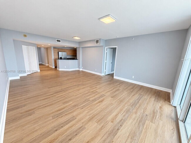 Building Photo - 14951 Royal Oaks Ln