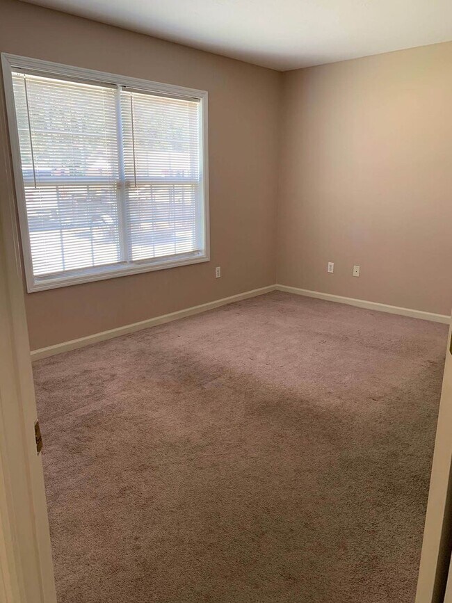 Building Photo - Charming 3BR/2.5BA Two-Story Home with Fenced Backyard