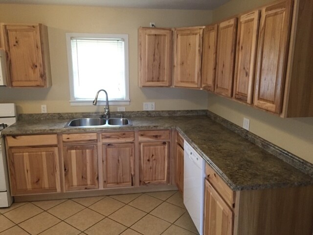 Building Photo - 705 Sandia Dr