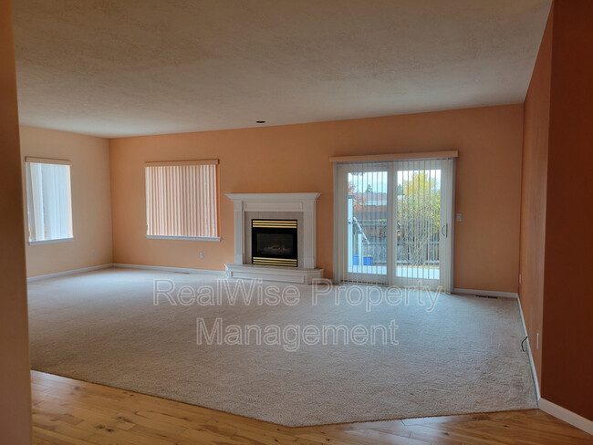 Foto del edificio - 855 NW Maple Ln