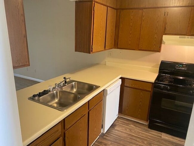 Building Photo - NOW AVAILABLE! Charming 2-Bedroom, 2-Bathroom Single-Level Townhome