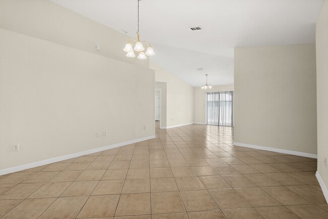 Building Photo - Spacious 3 Bedroom 2 Bath Duplex in Pine G...