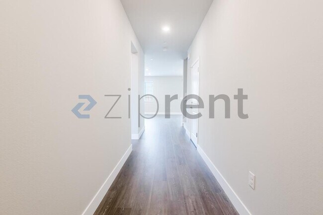 Building Photo - 905 Mirage Ln