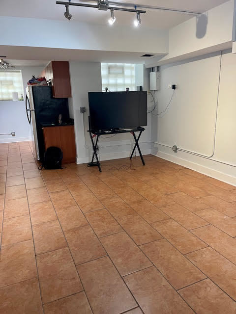 Foto del edificio - 1360 W Wilson Ave