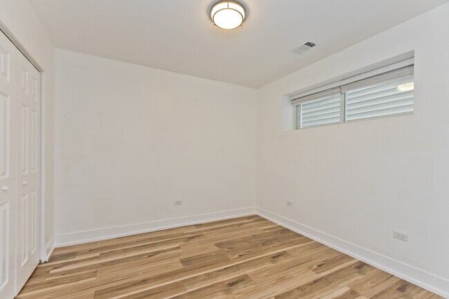 Foto del edificio - 2509 N Clybourn Ave