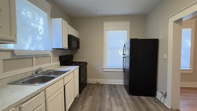 Foto del edificio - 1672 W 2nd St