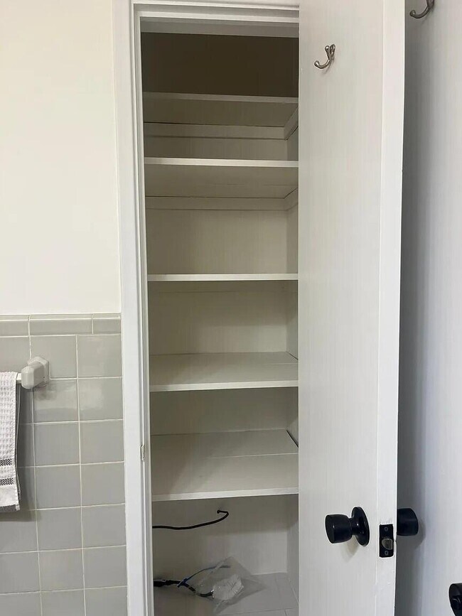 Building Photo - 2800 Middle River Dr