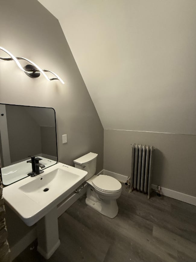 Building Photo - Frederick Upper Flat with 2 bathrooms!