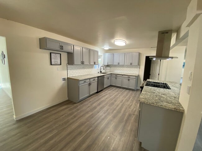 Foto del edificio - Beauitfully upgrade 3 Bedroom on large lot!