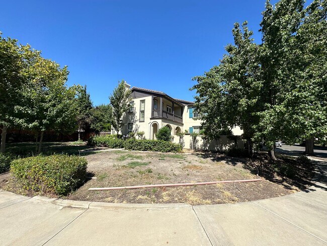 Foto del edificio - Beautiful 4 Bedroom 4 Bathroom Spacious Ho...