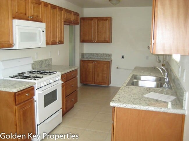 Foto del edificio - 2BR/1BA Duplex in Oceanside! Pet Friendly!...