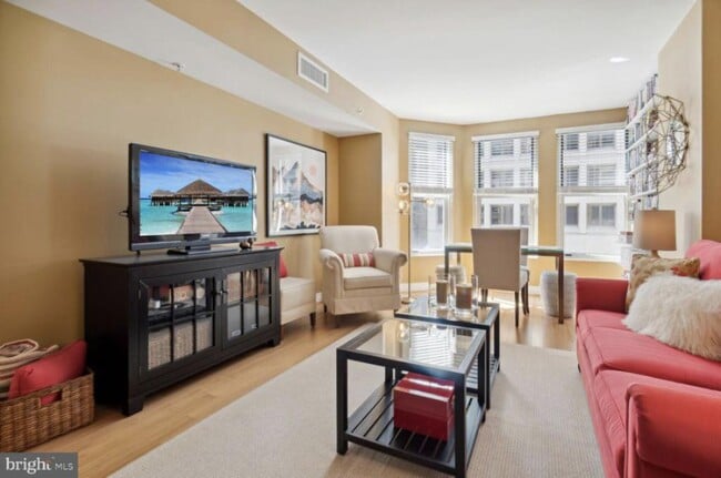 Foto del edificio - 915 E St NW