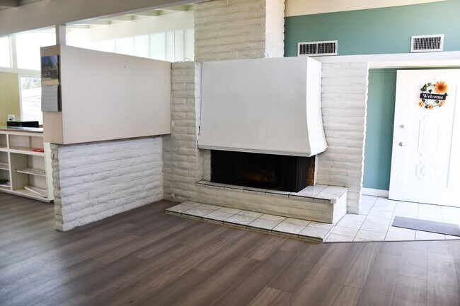 Foto del edificio - 2432 W Transit Ave