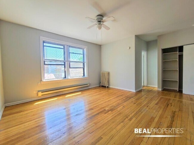 Foto del edificio - 0 bedroom in CHICAGO IL 60657