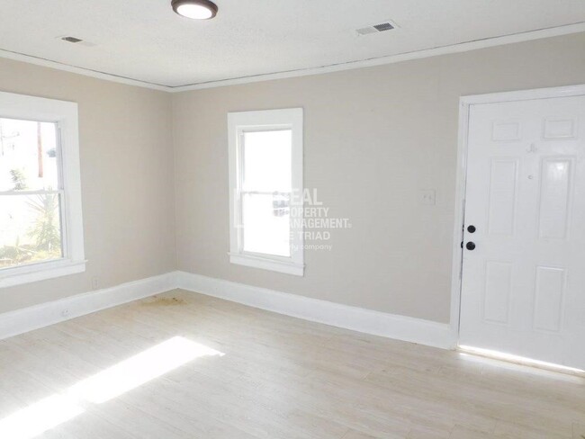 Building Photo - MOVE IN SPECIAL - Cute 2 Bedroom/1 Bath Ho...