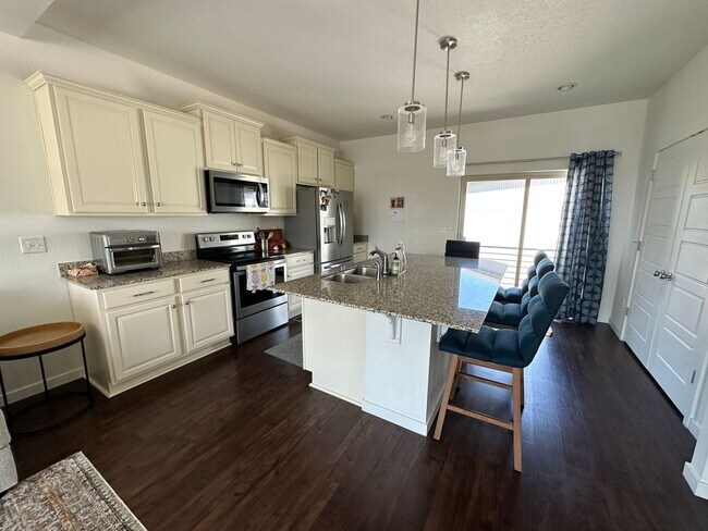 Foto del edificio - GORGEOUS 2 BEDROOM CARRIAGE HOME IN THE STUNNING BANNING LEWIS RANCH NEIGHBORHOOD!!!!!!