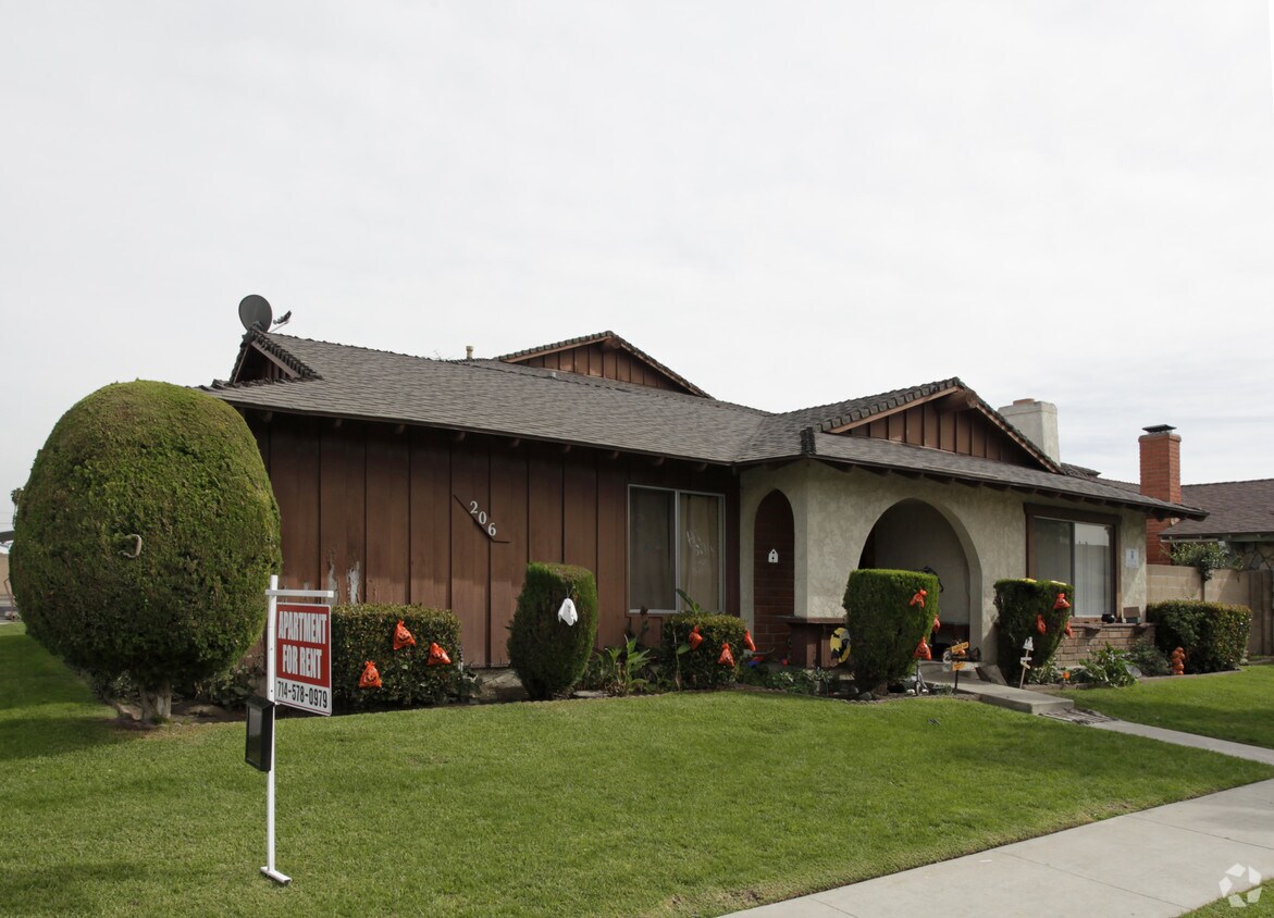 Building Photo - Delano 2 Apartments