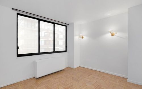 Building Photo - 353 E 74th St