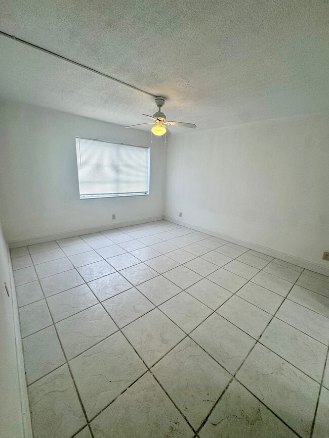 Building Photo - 1431 S 14th Ave