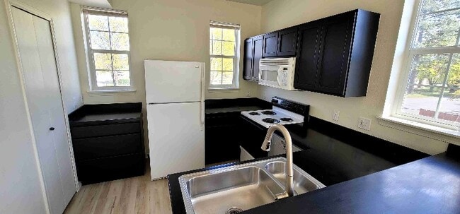 Building Photo - 417 N Henry St